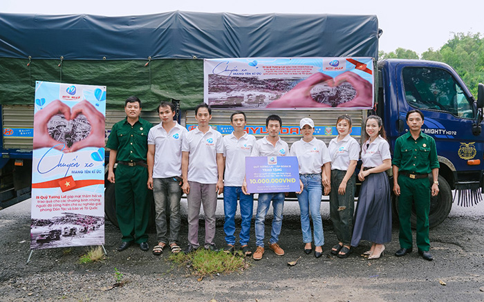 Đội ngũ hỗ trợ khách hàng chuyên nghiệp của Win 78 sẵn sàng phục vụ 24/7, biểu tượng của sự kết nối và hỗ trợ trực tuyến.